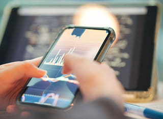 Investidor a verificar processo transparente de levantamento e transferência de fundos